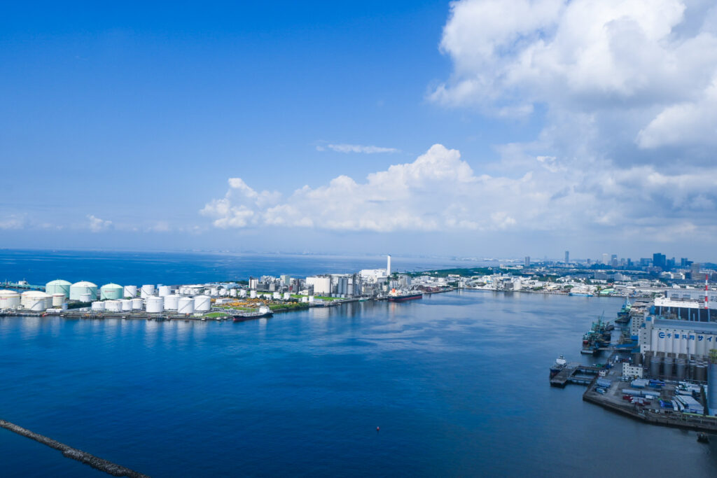 千葉港周辺の青空と水辺の風景